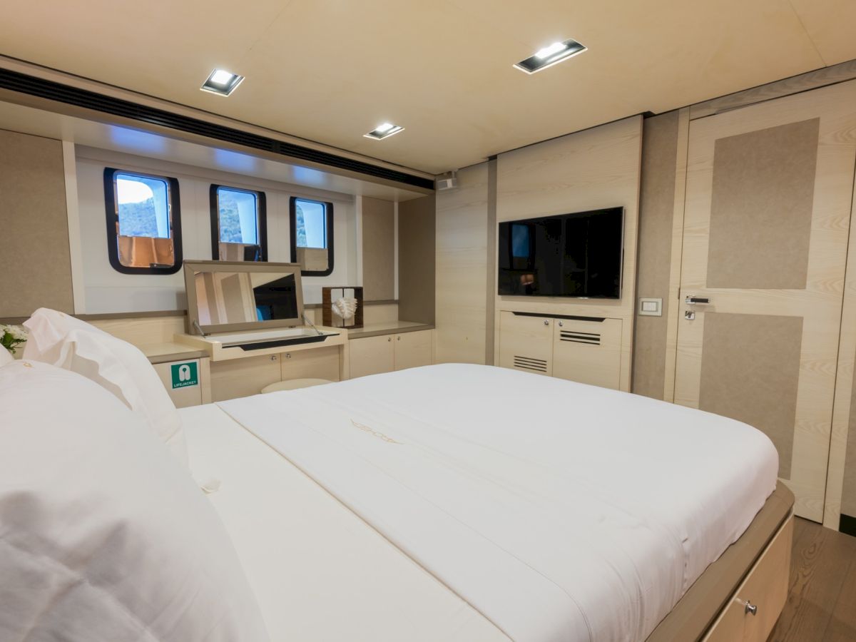 contact-yachts-240422-112031_0026