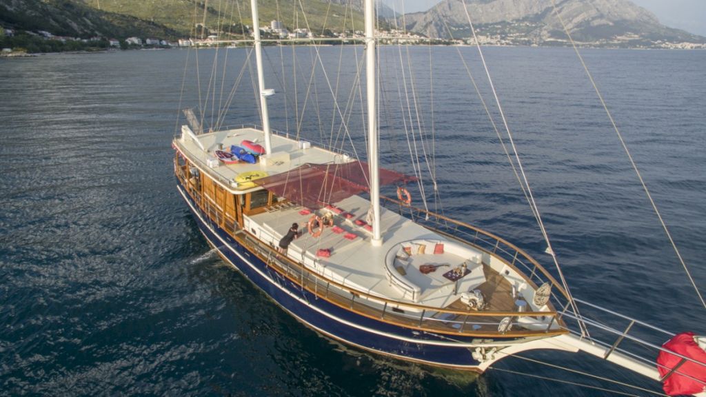 contact-yachts-altair_0002