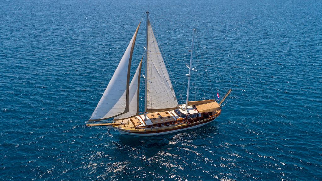Luxury charter gulet yacht ANGELICA sailing in Croatia with Contact Yachts_25