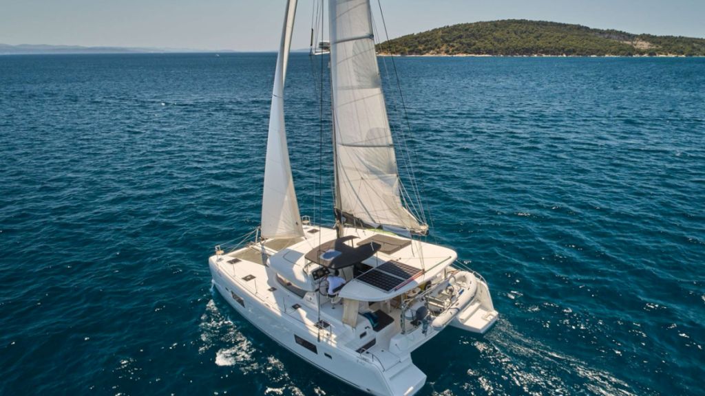 contact-yachts-aura_0015