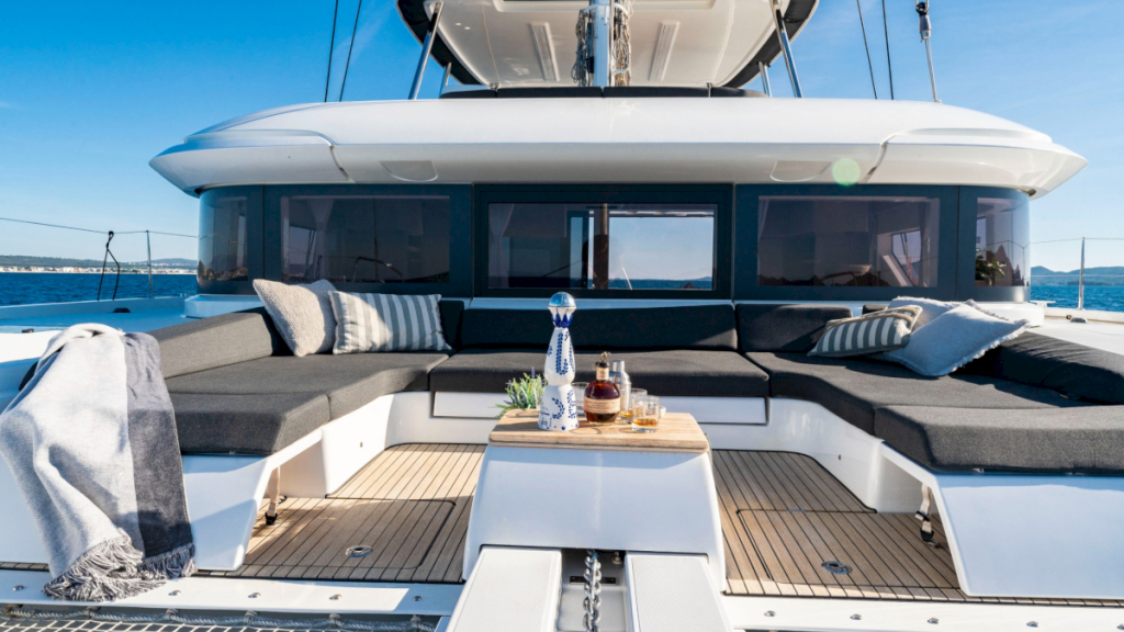 contact-yachts-black-caviar_0014