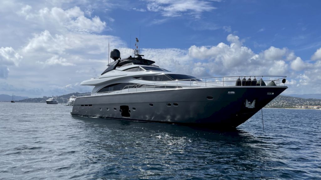 contact-yachts-ferretti-881_0001