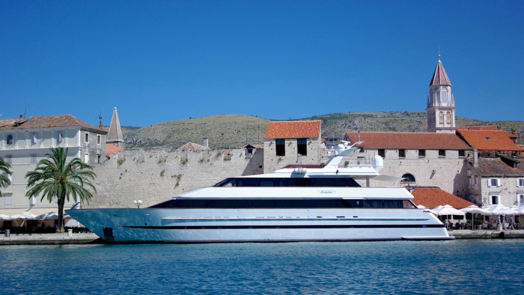 Роскошная моторная яхта LADYSHIP в аренду в Хорватии с компанией Contact Yachts