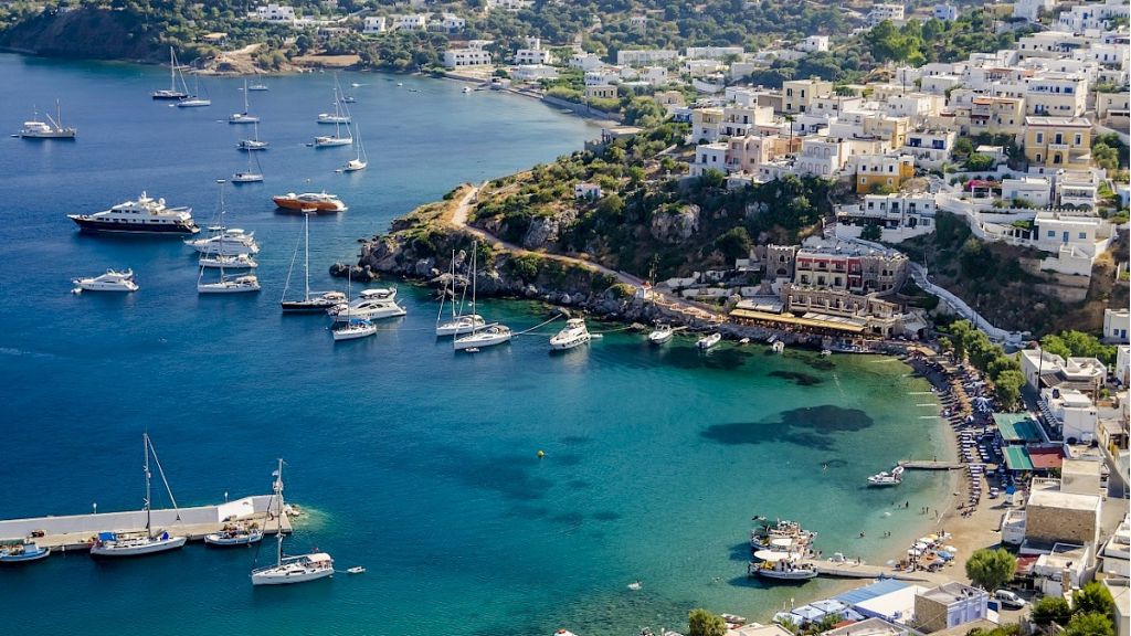 Остров Лерос - популярное яхтенное направления для летнего отдыха в Греции