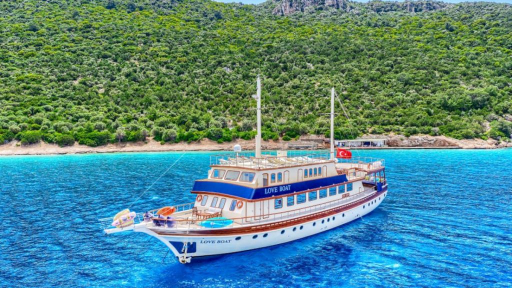 contact-yachts-love-boat_0025