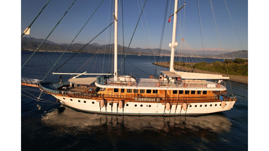 contact-yachts-queen-atlantis_0023