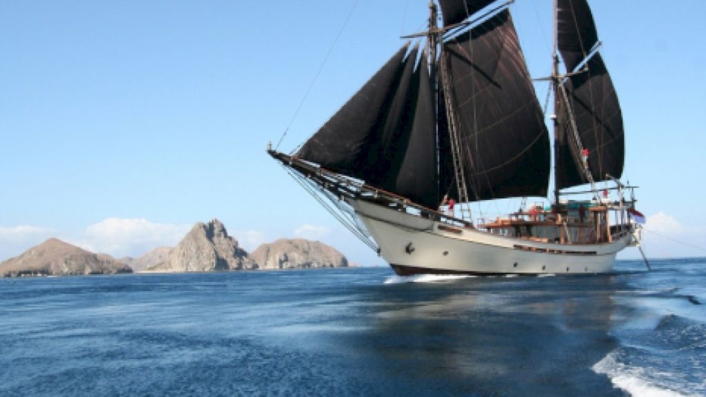 Luxury yacht charter vacation in Bali, Indonesia with a yacht Silolona