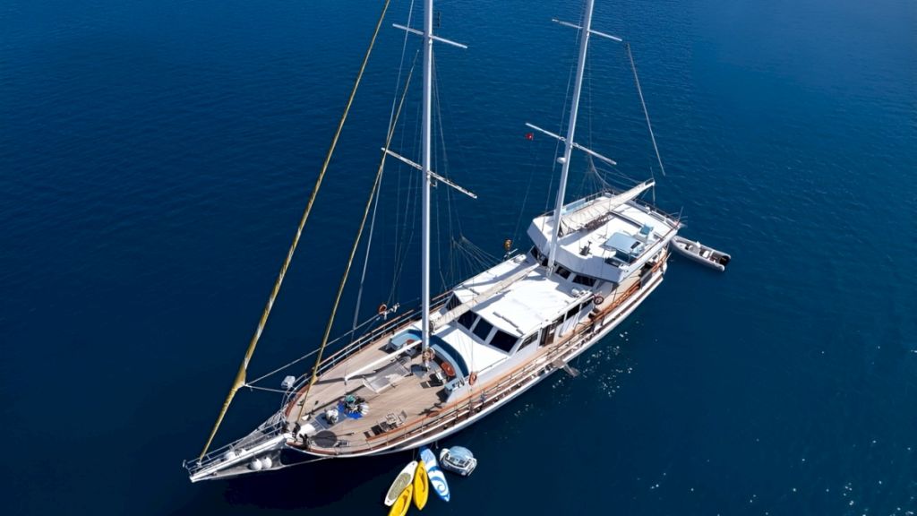 contact-yachts-white-swan_0001
